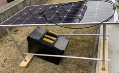 太陽光パネルのフレームに足を取り付ける